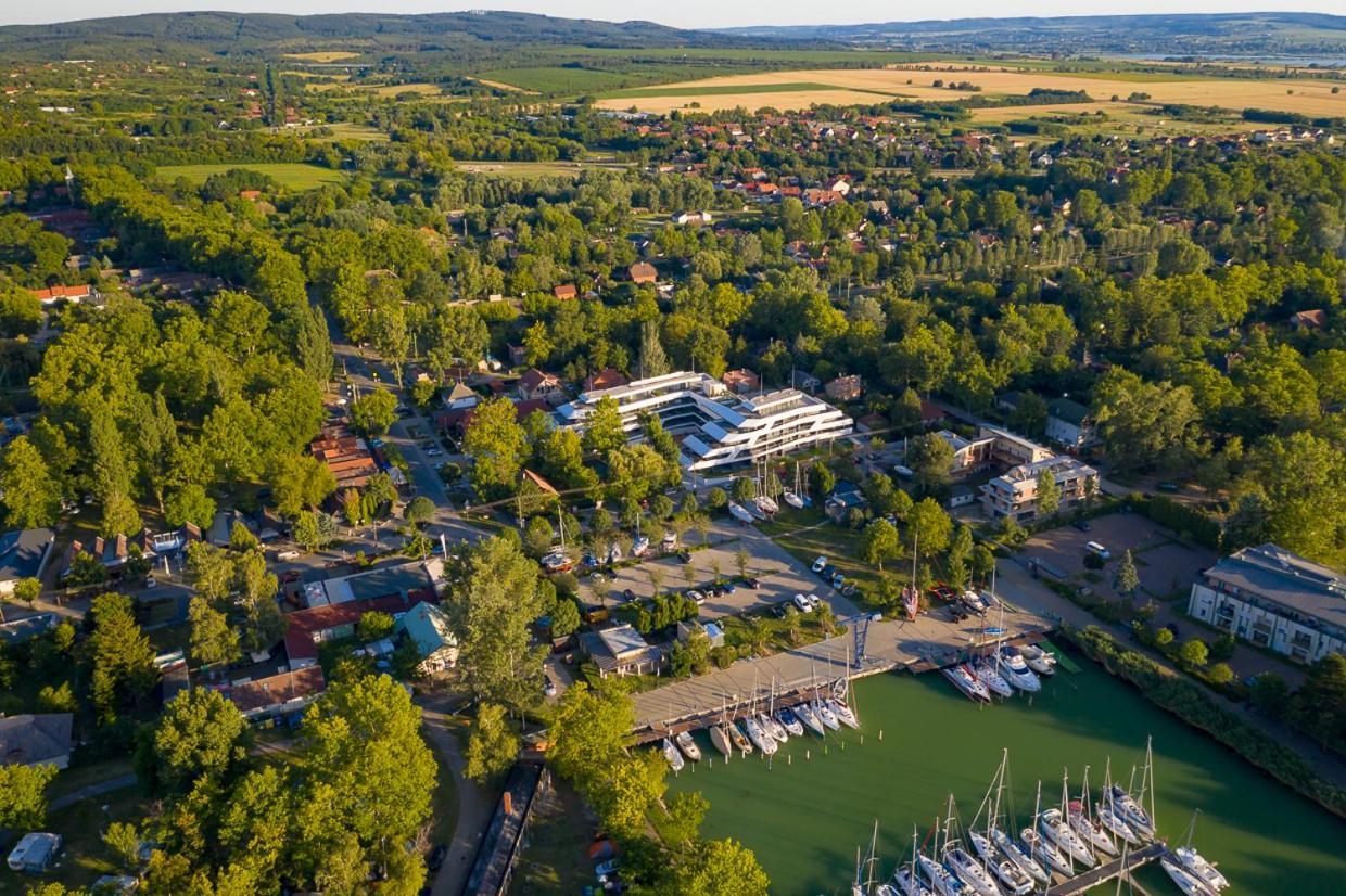 Marina Apartman Hotel Balatonszemes Exterior photo