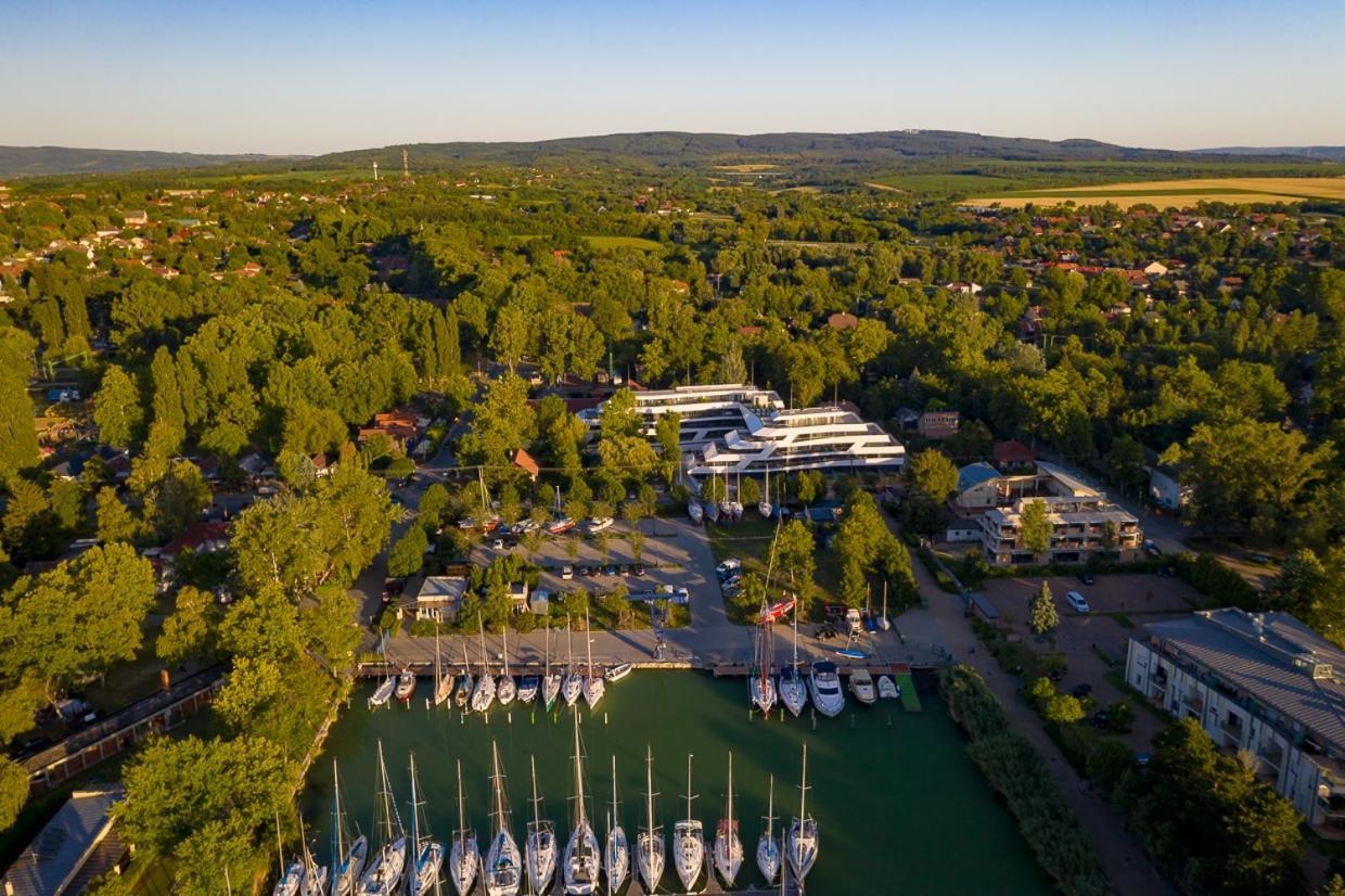 Marina Apartman Hotel Balatonszemes Exterior photo