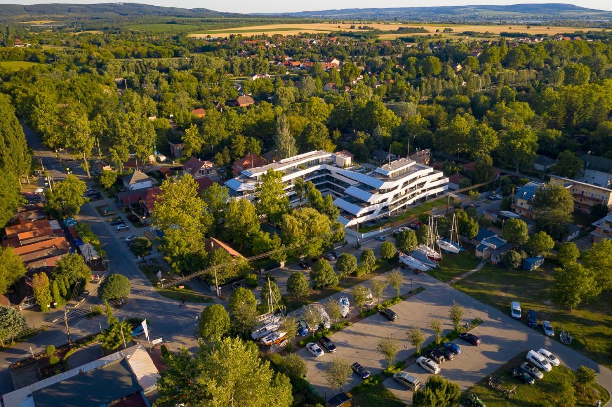 Marina Apartman Hotel Balatonszemes Exterior photo