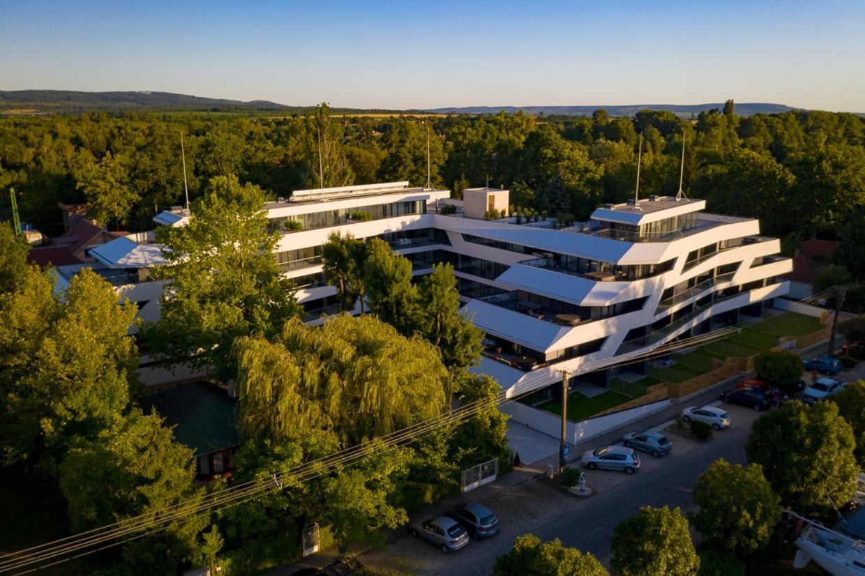 Marina Apartman Hotel Balatonszemes Exterior photo