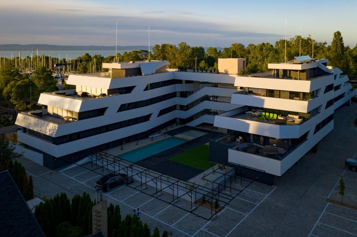 Marina Apartman Hotel Balatonszemes Exterior photo